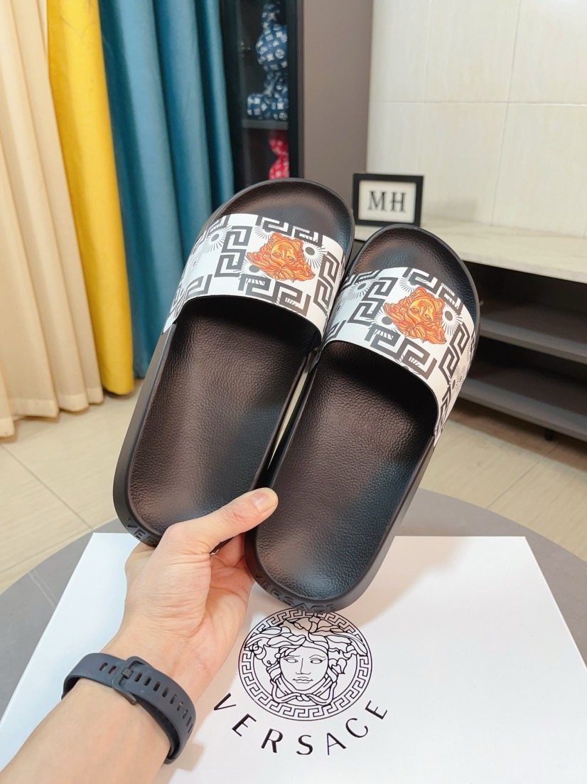 微商相册测试鞋子-Versace Geometric Strap Slide Sandals — model