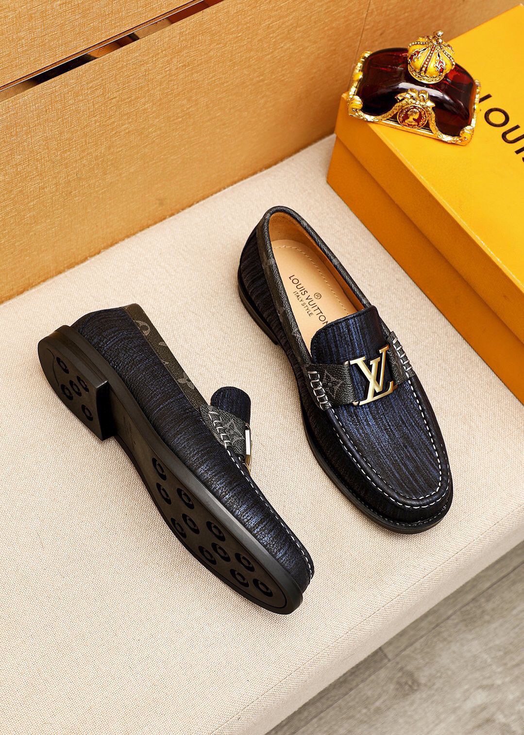 微商相册测试鞋子-Louis Vuitton Black Textured Loafers — front