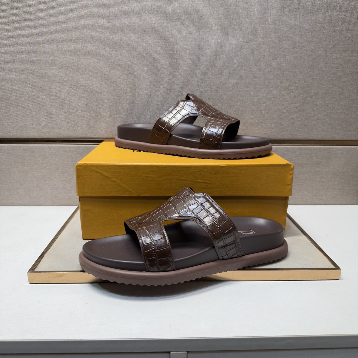 Men’s Textured Crossover Slide Sandals — model