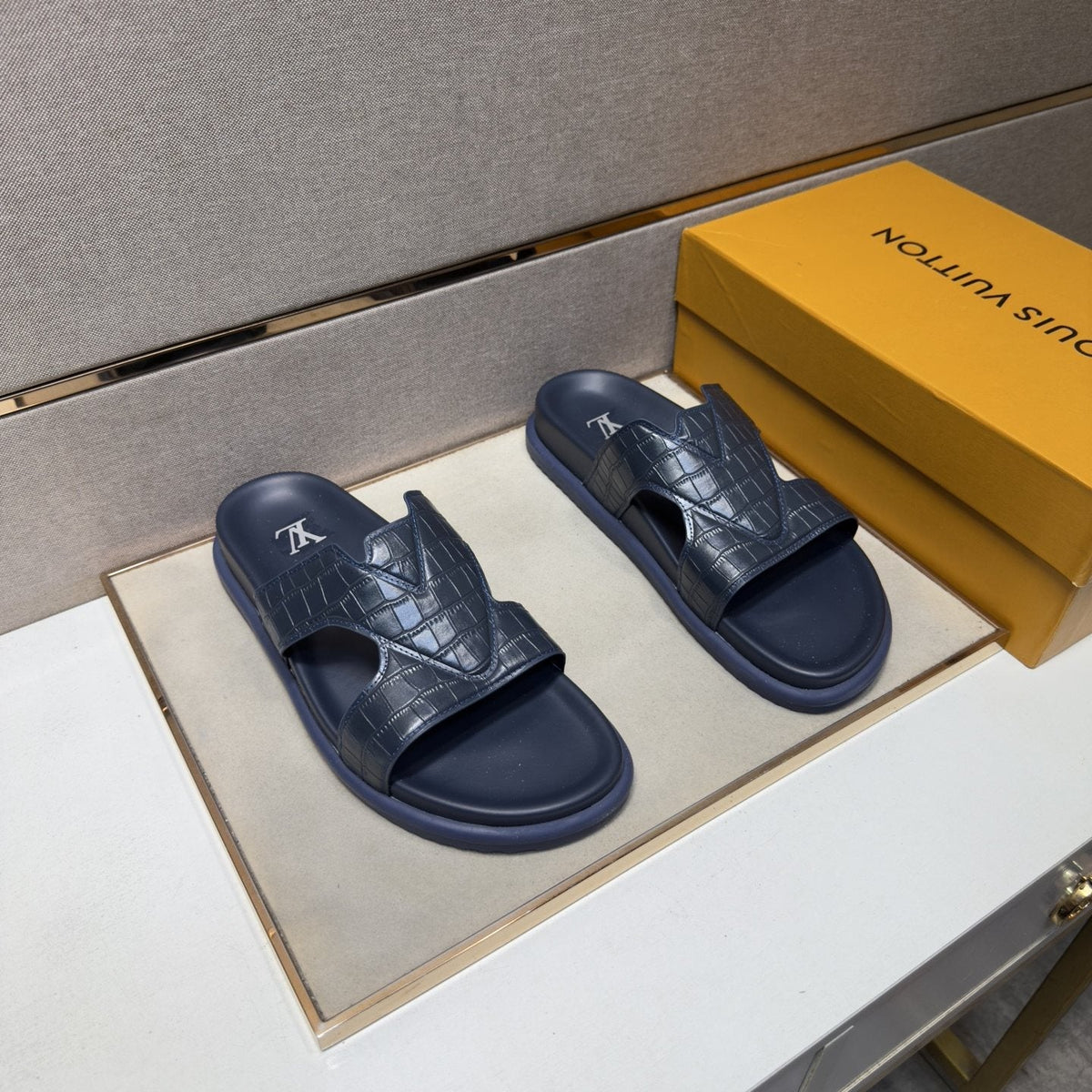 Men’s Textured Crossover Slide Sandals — front