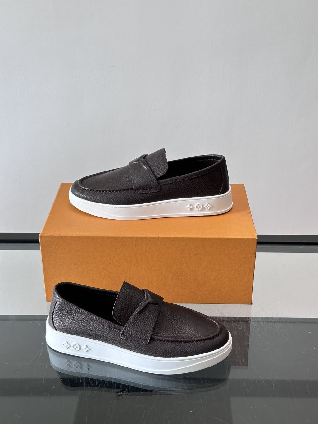 微商相册测试鞋子-Louis Vuitton Textured Platform Slip-On Loafers — side