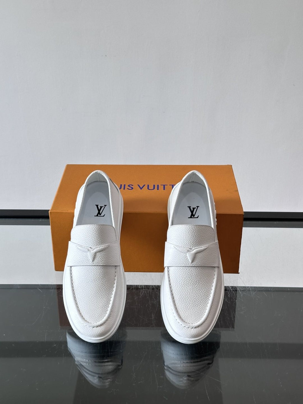 微商相册测试鞋子-Louis Vuitton Textured Platform Slip-On Loafers — front