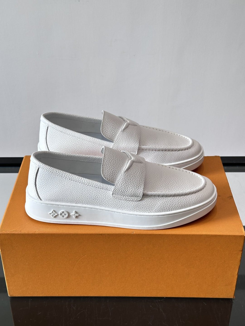 微商相册测试鞋子-Louis Vuitton Textured Platform Slip-On Loafers — front