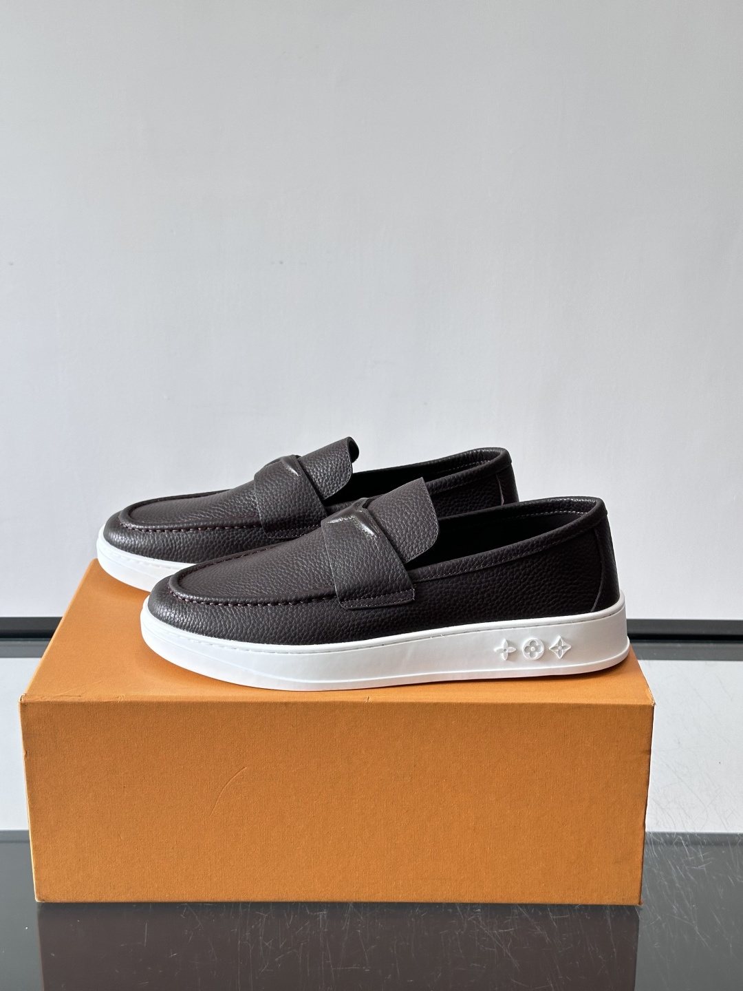 微商相册测试鞋子-Louis Vuitton Textured Platform Slip-On Loafers — side