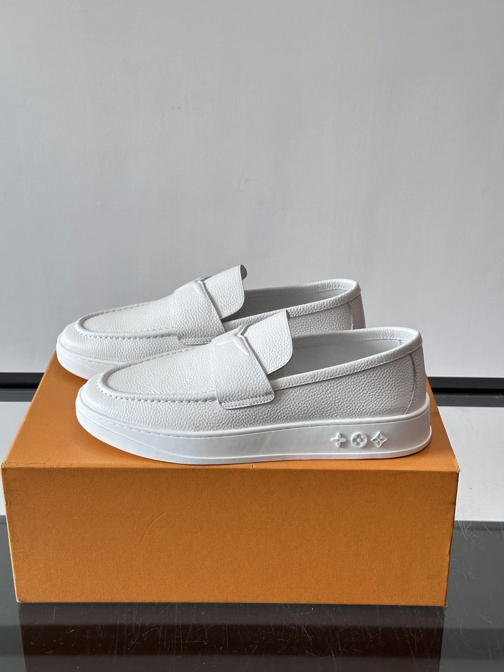微商相册测试鞋子-Louis Vuitton Textured Platform Slip-On Loafers — side