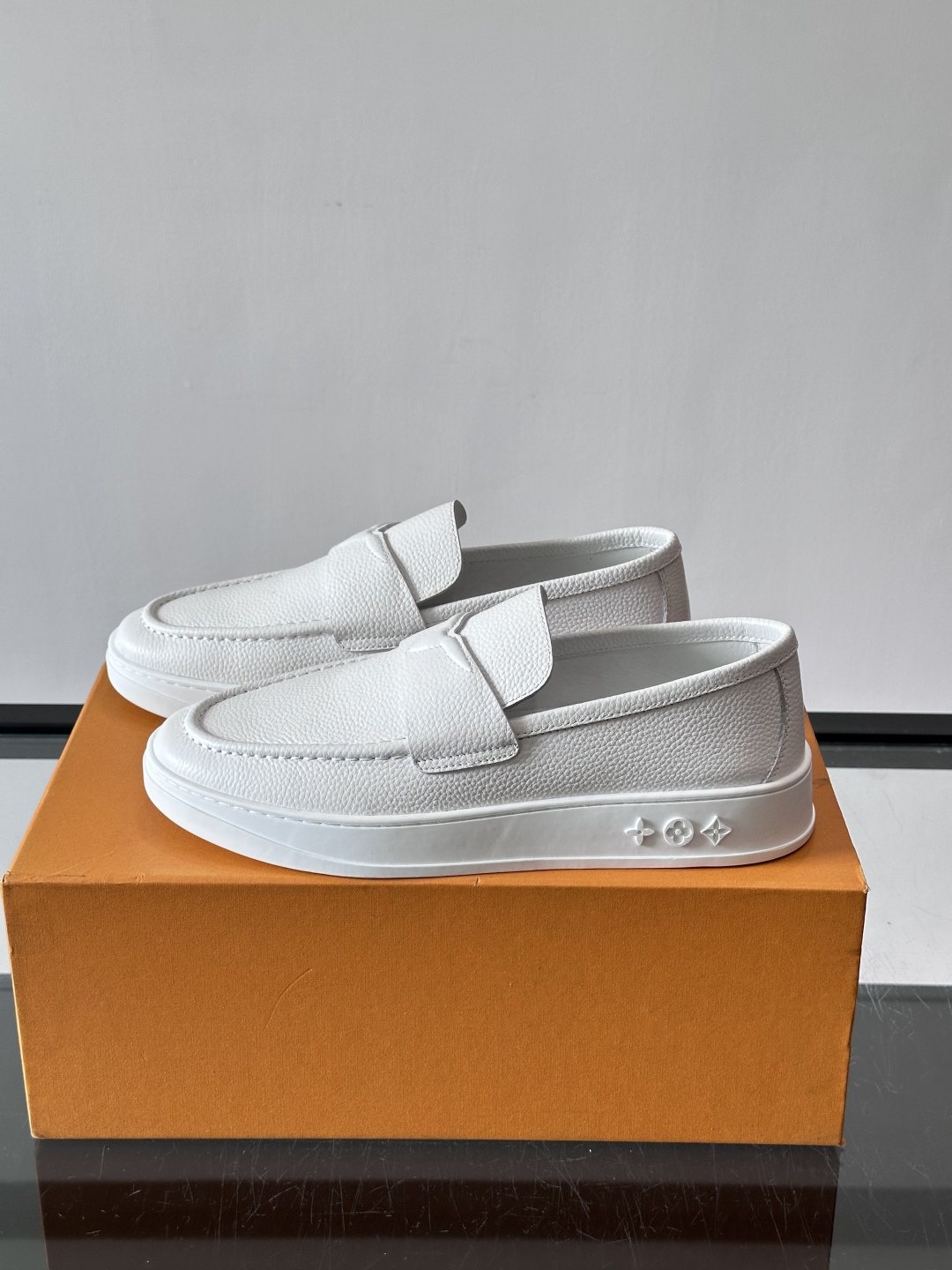 微商相册测试鞋子-Louis Vuitton Textured Platform Slip-On Loafers — side