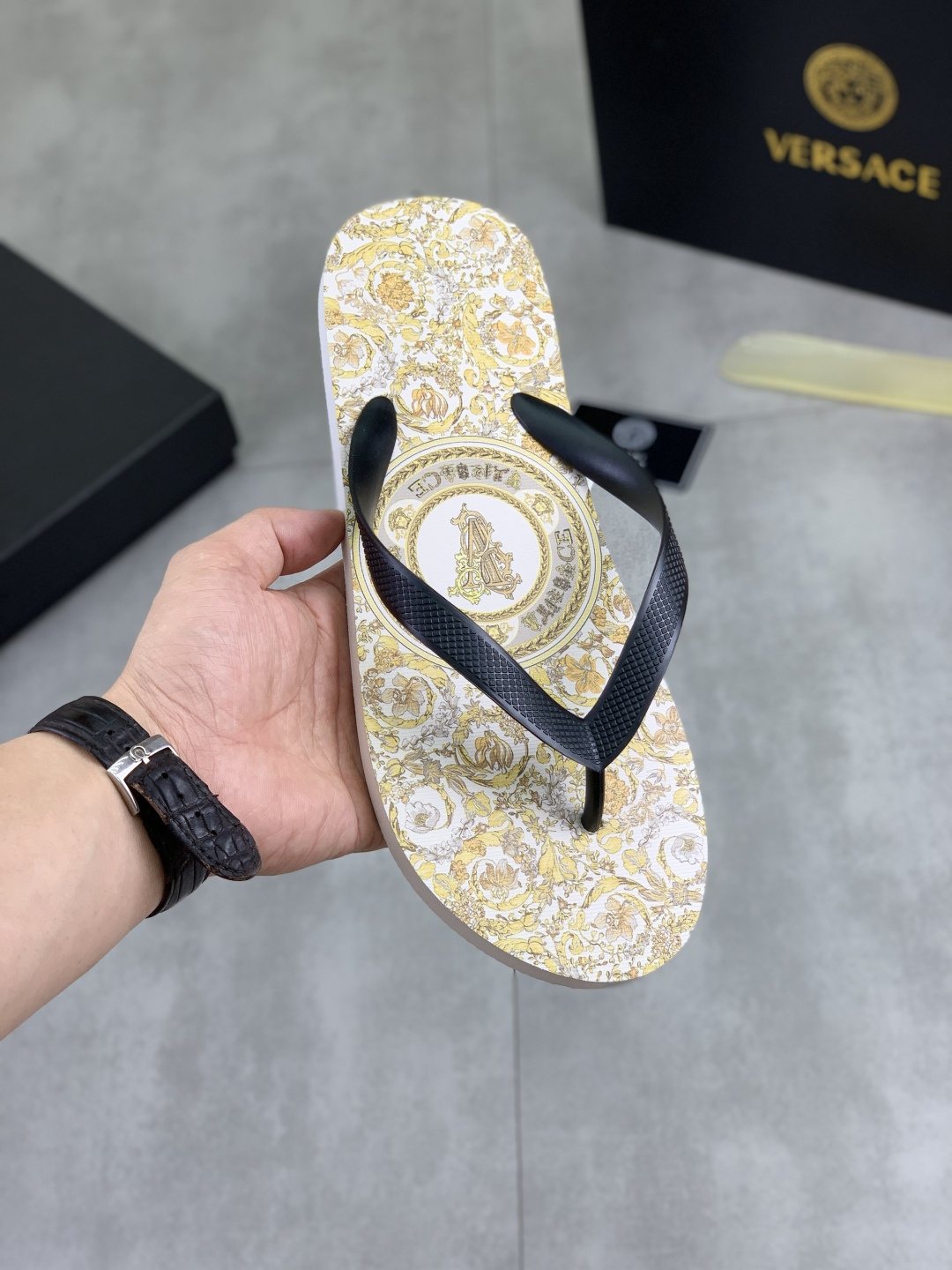 微商相册测试鞋子-Versace Baroque Print Flip-Flops — model