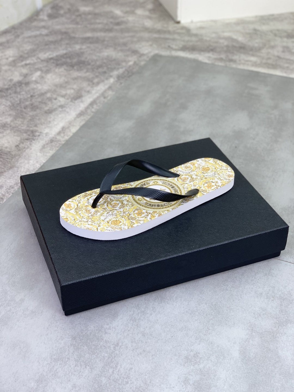微商相册测试鞋子-Versace Baroque Print Flip-Flops — front