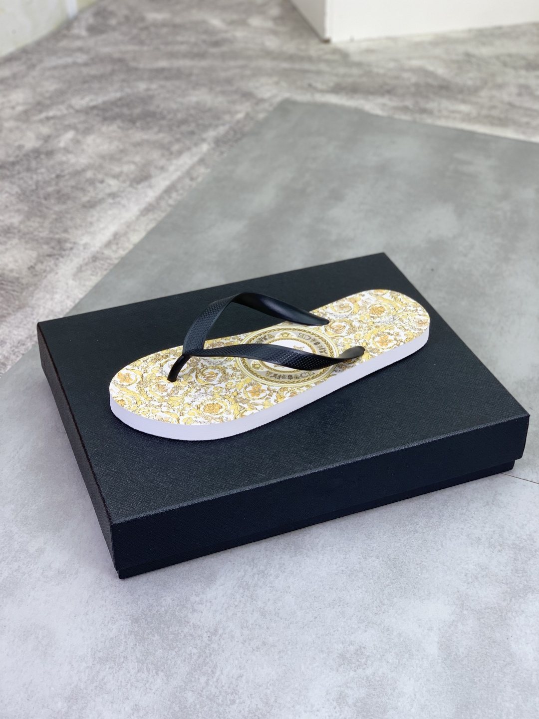 微商相册测试鞋子-Versace Baroque Print Flip-Flops — front