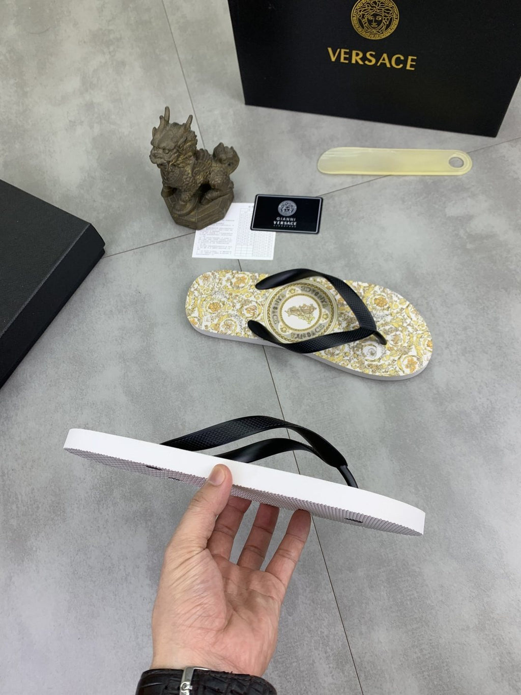 微商相册测试鞋子-Versace Baroque Print Flip-Flops — side