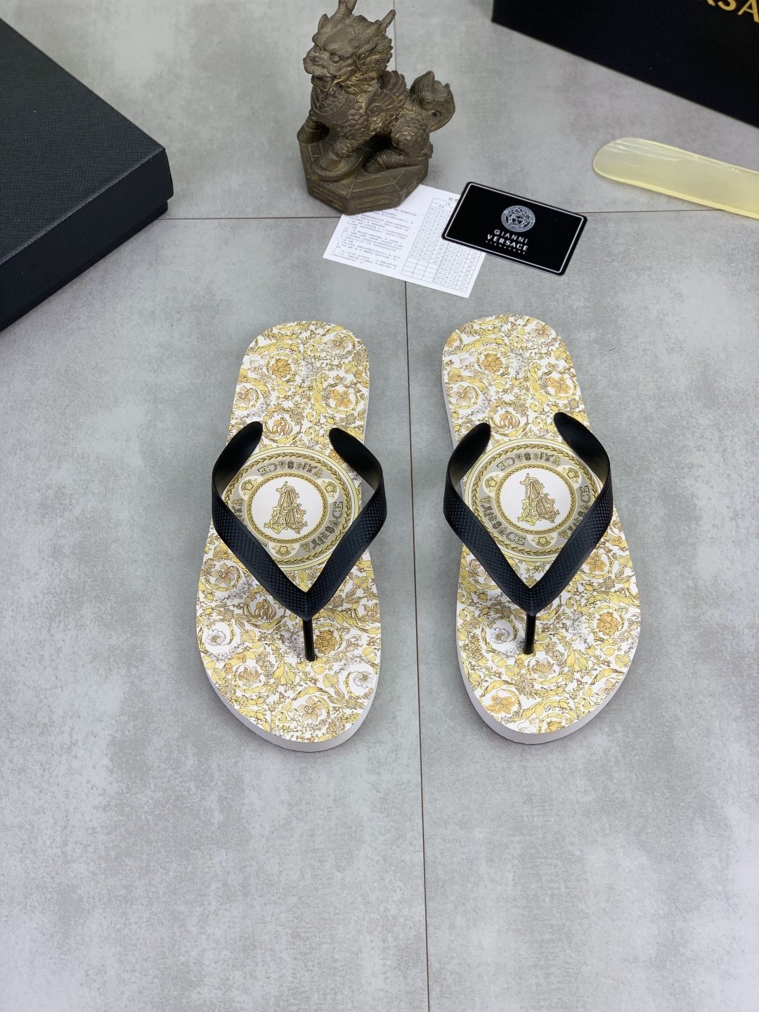 微商相册测试鞋子-Versace Baroque Print Flip-Flops — front