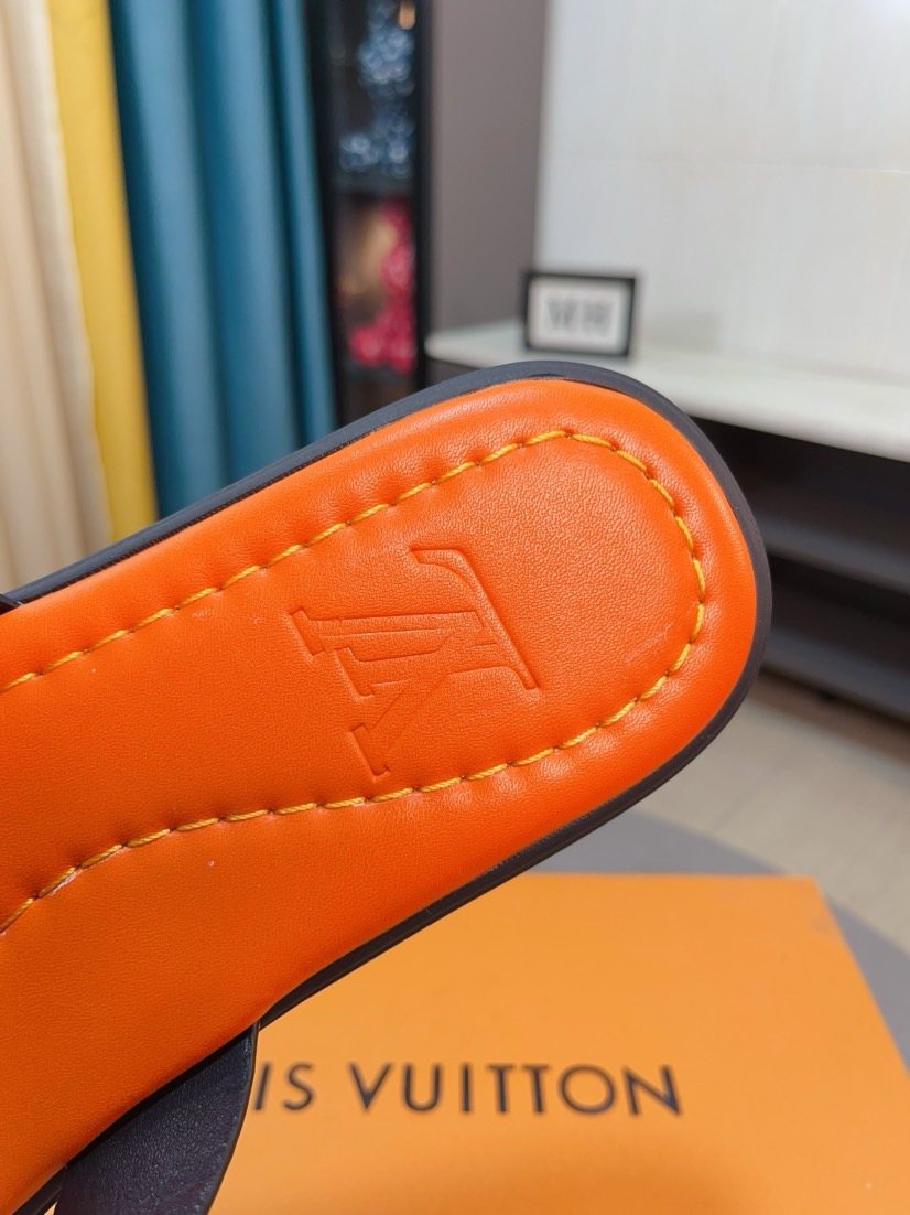 Louis Vuitton Logo-Pattern Slide Sandals — detail
