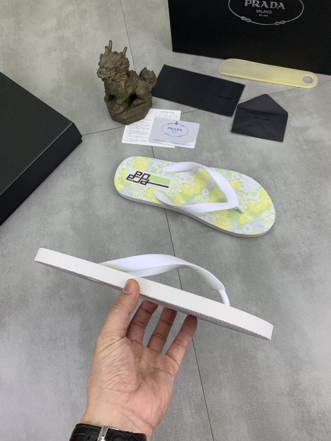 微商相册测试鞋子-Prada Floral Thong Flip-Flops — side