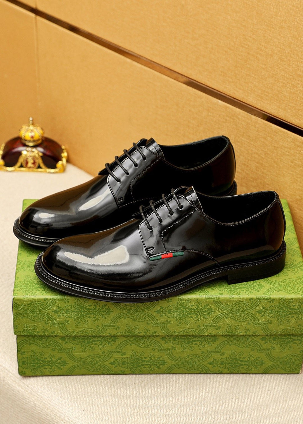 GUCCI Stripe Lace-Up Dress Shoes — front