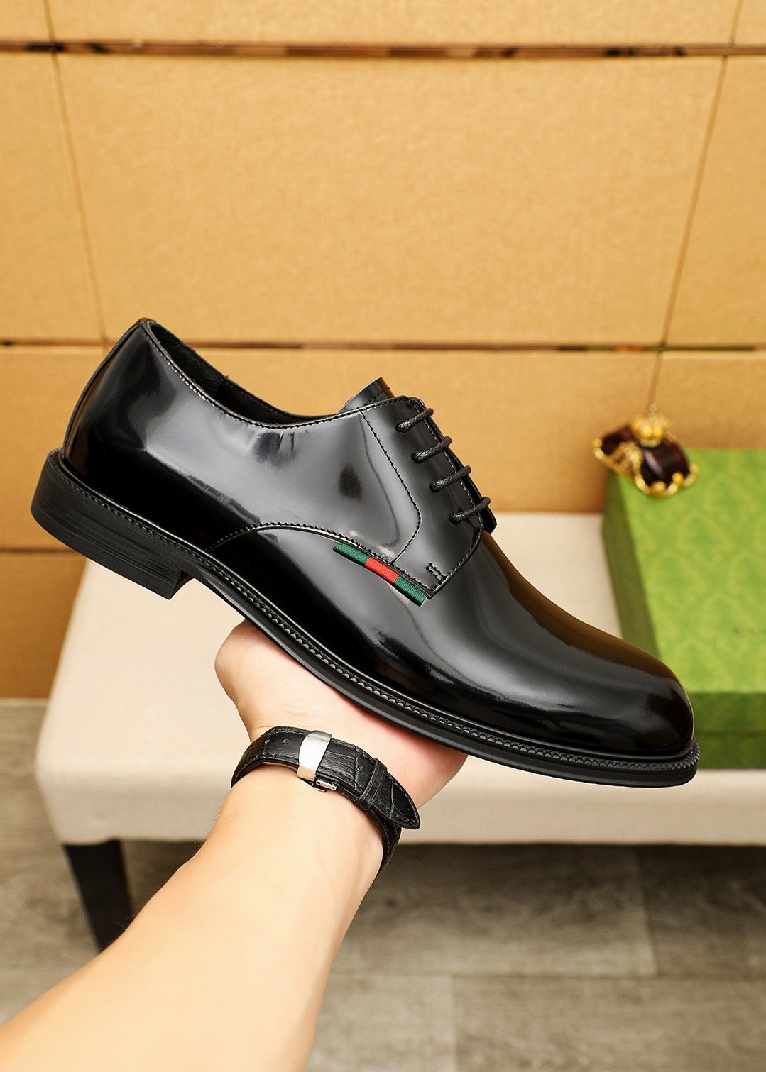 GUCCI Stripe Lace-Up Dress Shoes — model