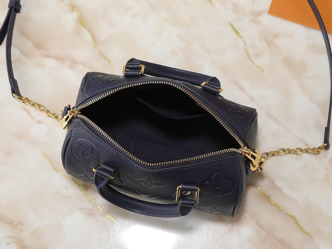 Louis Vuitton Speedy Bandoulière 20 Handbag — detail