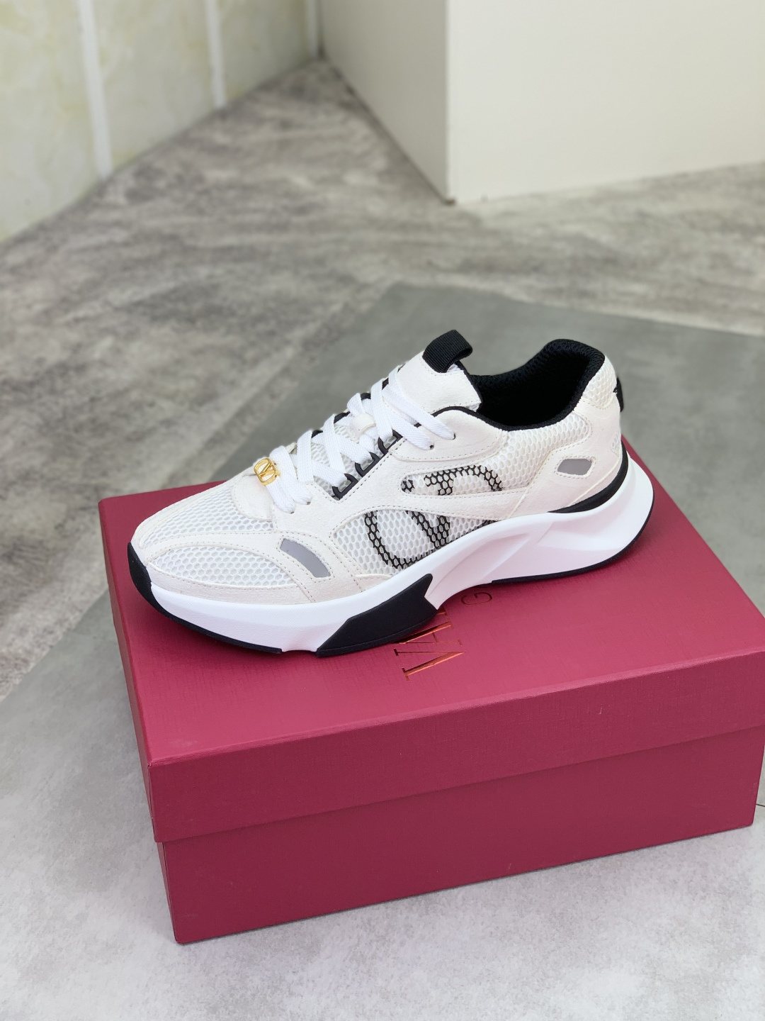 微商相册测试鞋子-Valentino VLogo Mesh Low-Top Sneakers — side
