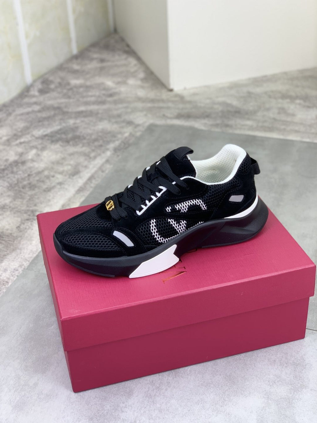 微商相册测试鞋子-Valentino VLogo Mesh Low-Top Sneakers — side