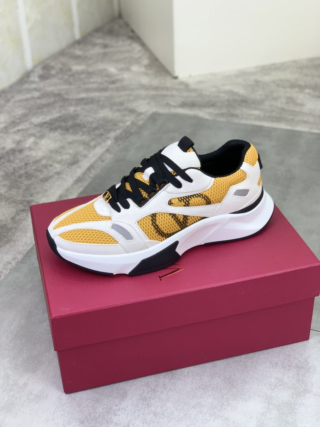 微商相册测试鞋子-Valentino VLogo Mesh Low-Top Sneakers — side