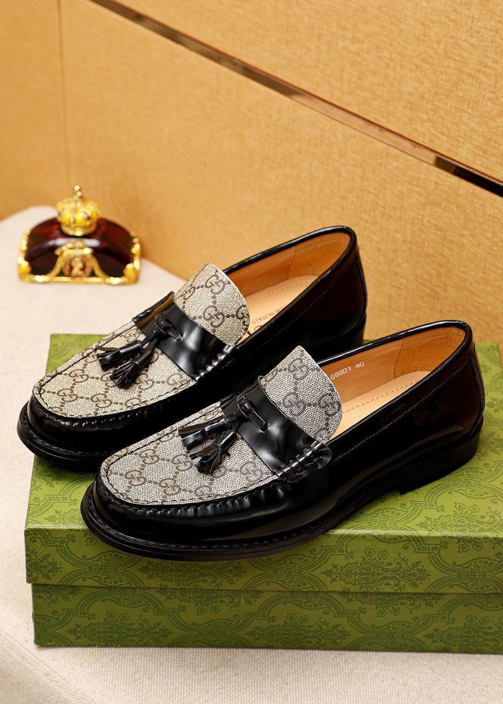 微商相册测试鞋子-Gucci Tassel Monogram Loafers — front