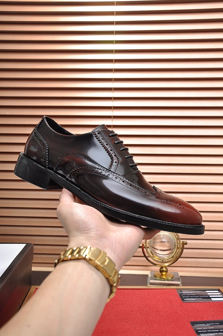 Gucci Glossy Brogue Oxford Shoes — model