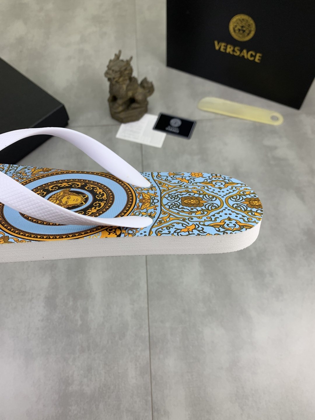 微商相册测试鞋子-Versace Light Blue Patterned Flip-Flops — detail