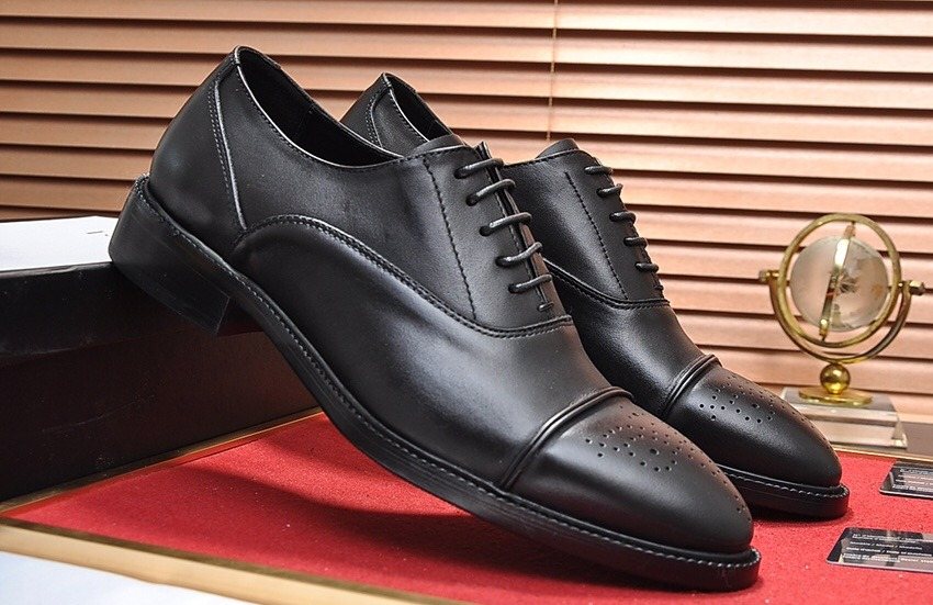 Gucci Closed-Lace Dress Shoes — hero