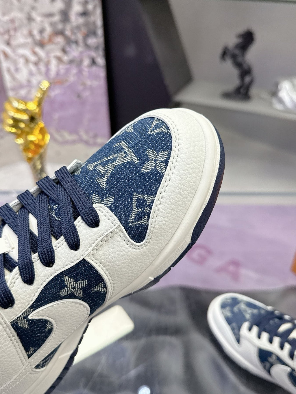 Nike Navy Pattern Low-Top Sneakers — detail