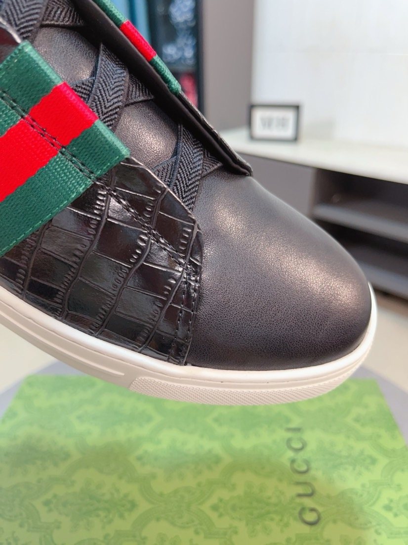 Gucci Men's Stripe Low-Top Sneakers — detail