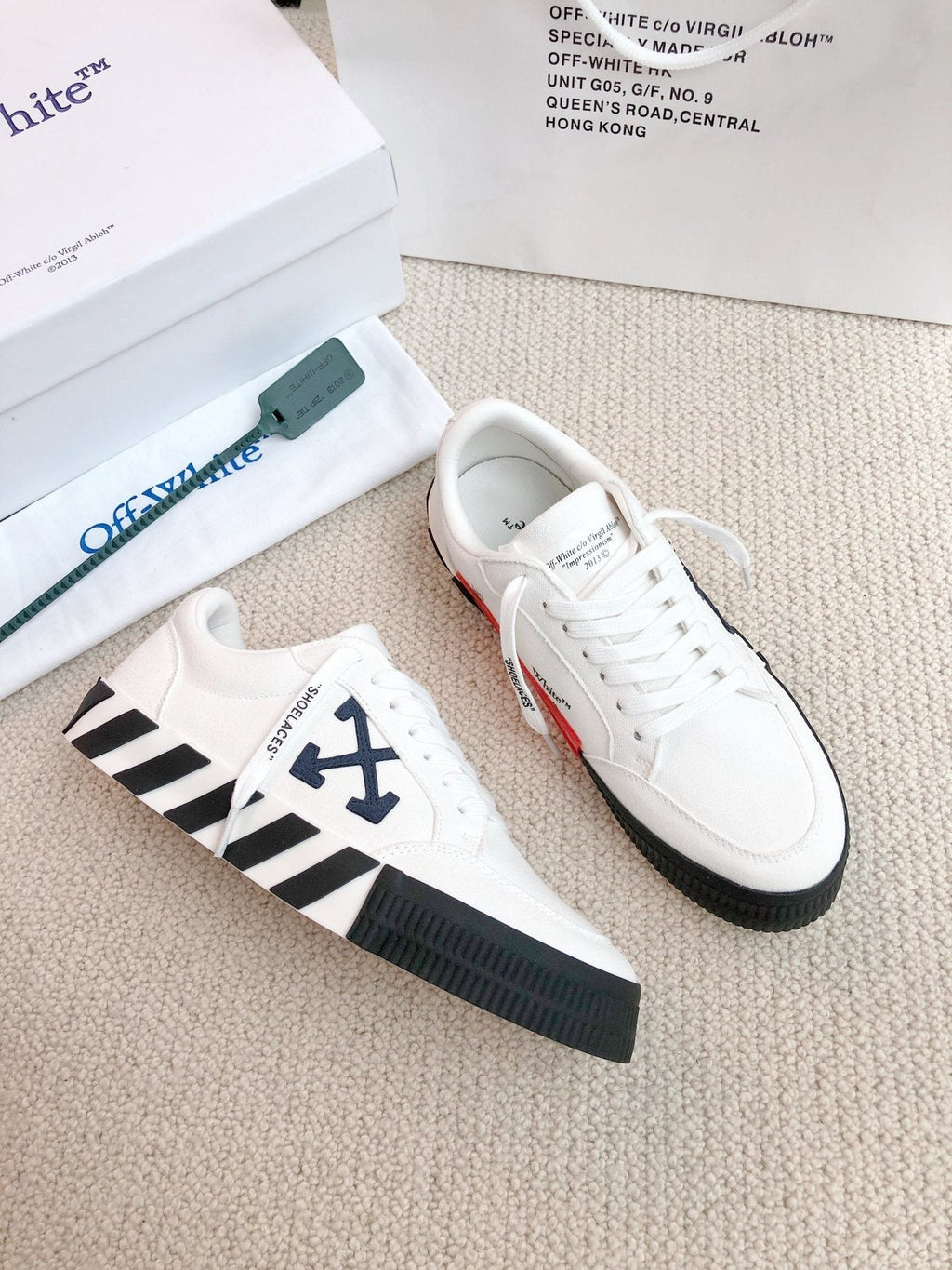 Off-White Arrow Graphic Low-Top Sneakers — side