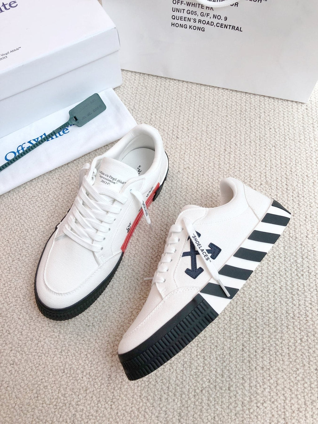 Off-White Arrow Graphic Low-Top Sneakers — front