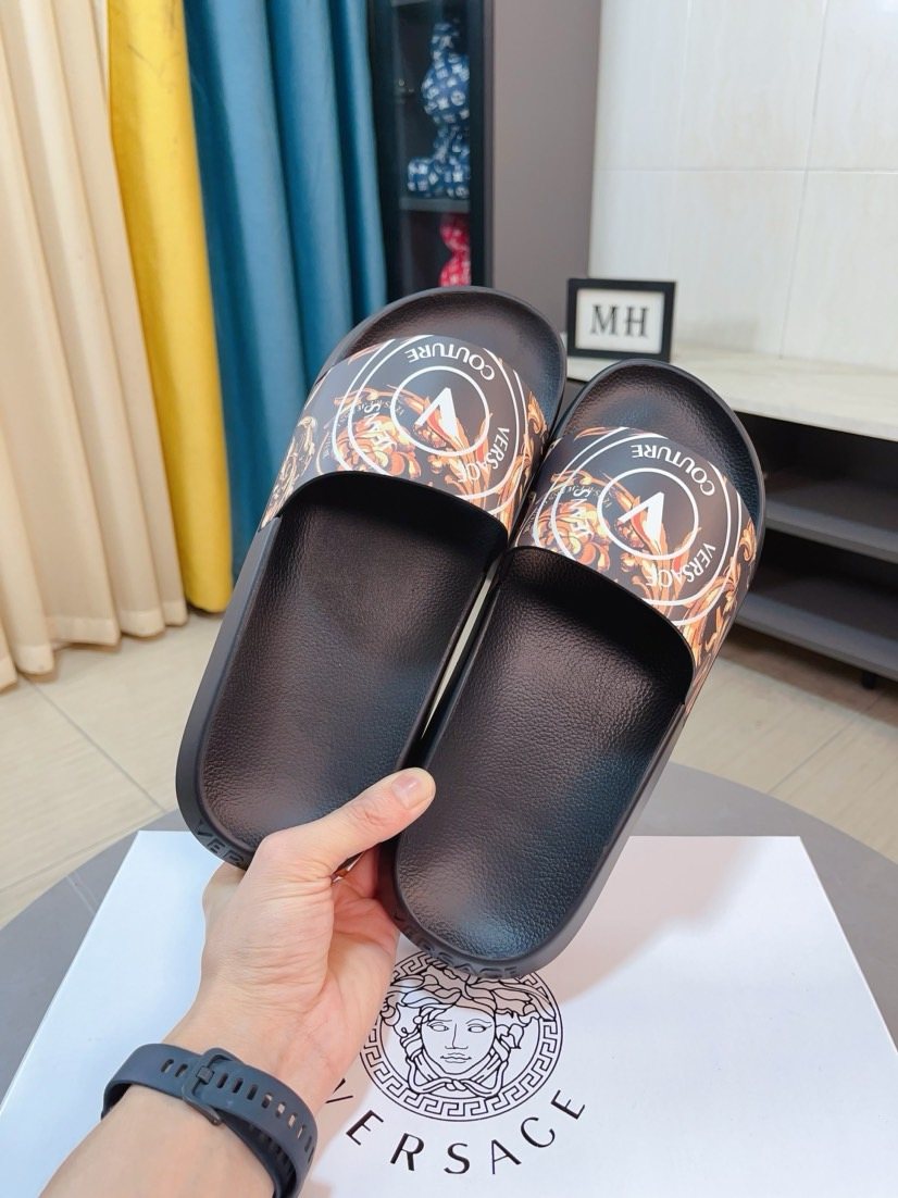 微商相册测试鞋子-Versace Baroque Print Slide Sandals — model