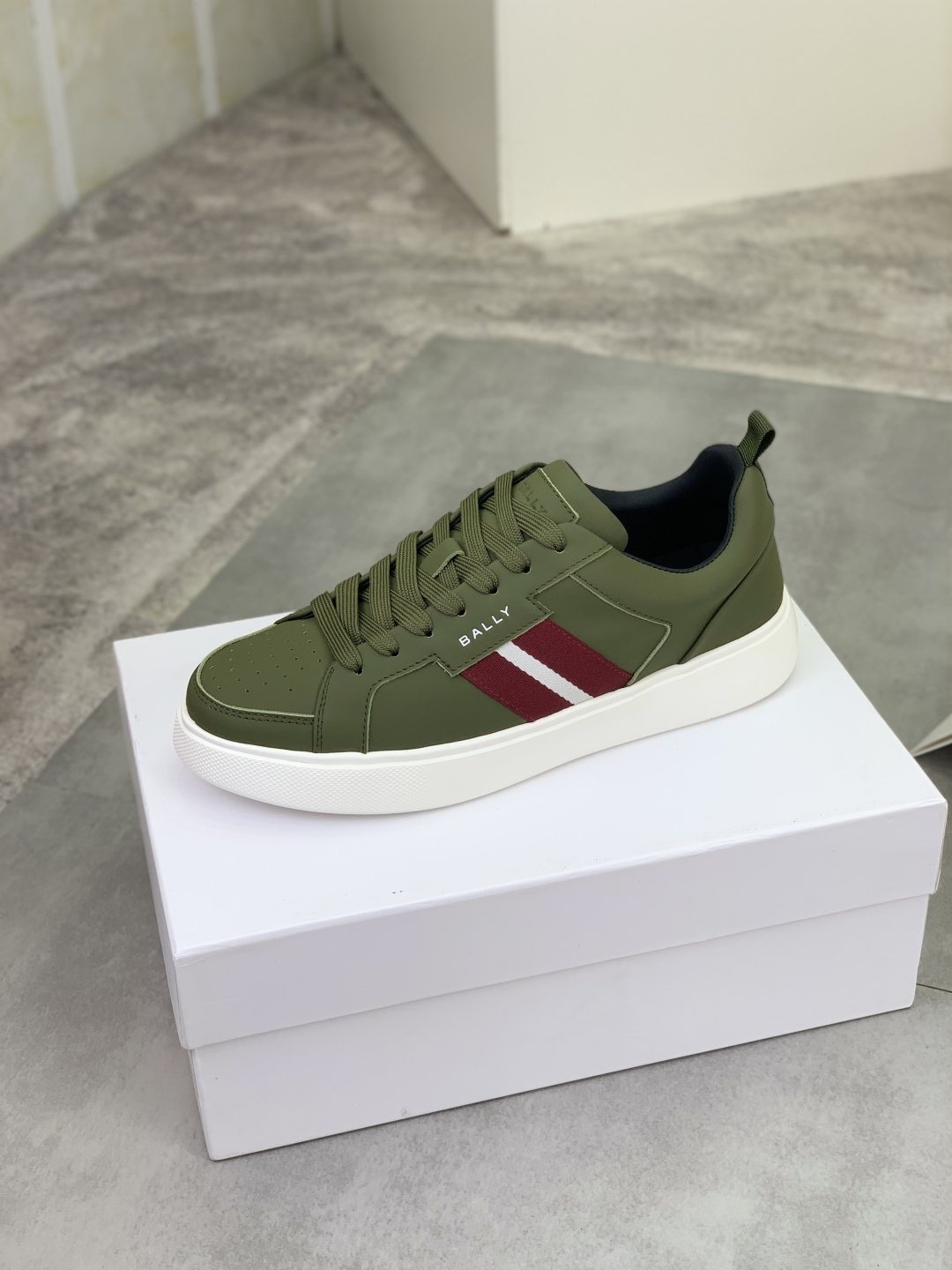 微商相册测试鞋子-Bally Double-Stripe Low-Top Sneakers — hero