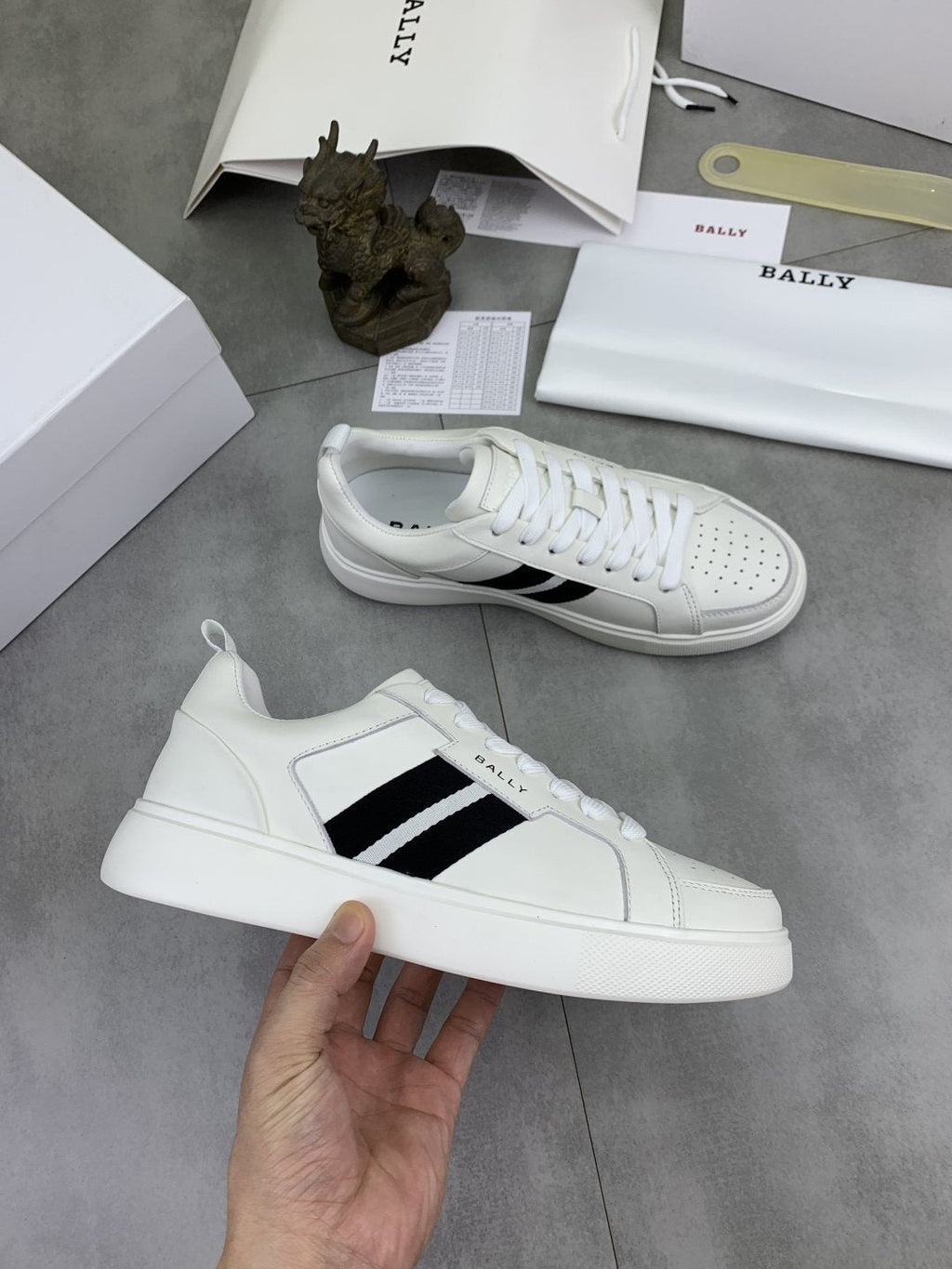 微商相册测试鞋子-Bally Double-Stripe Low-Top Sneakers — model