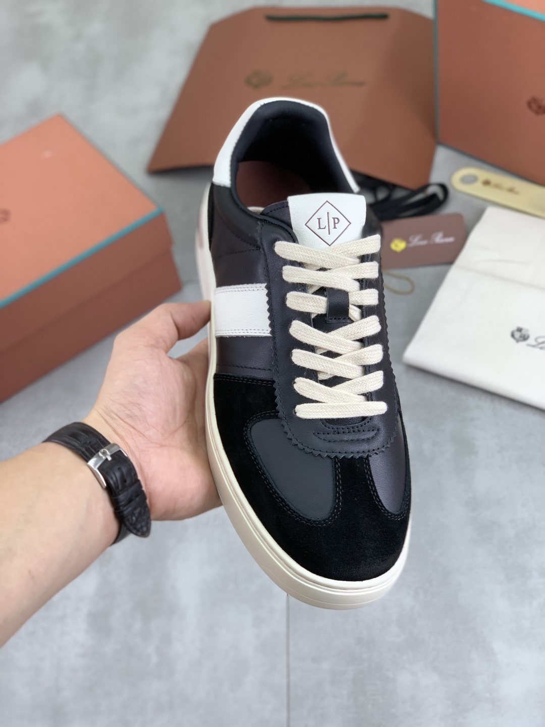 微商相册测试鞋子-Loro Piana Contrast Stripe Low-Top Sneakers — model