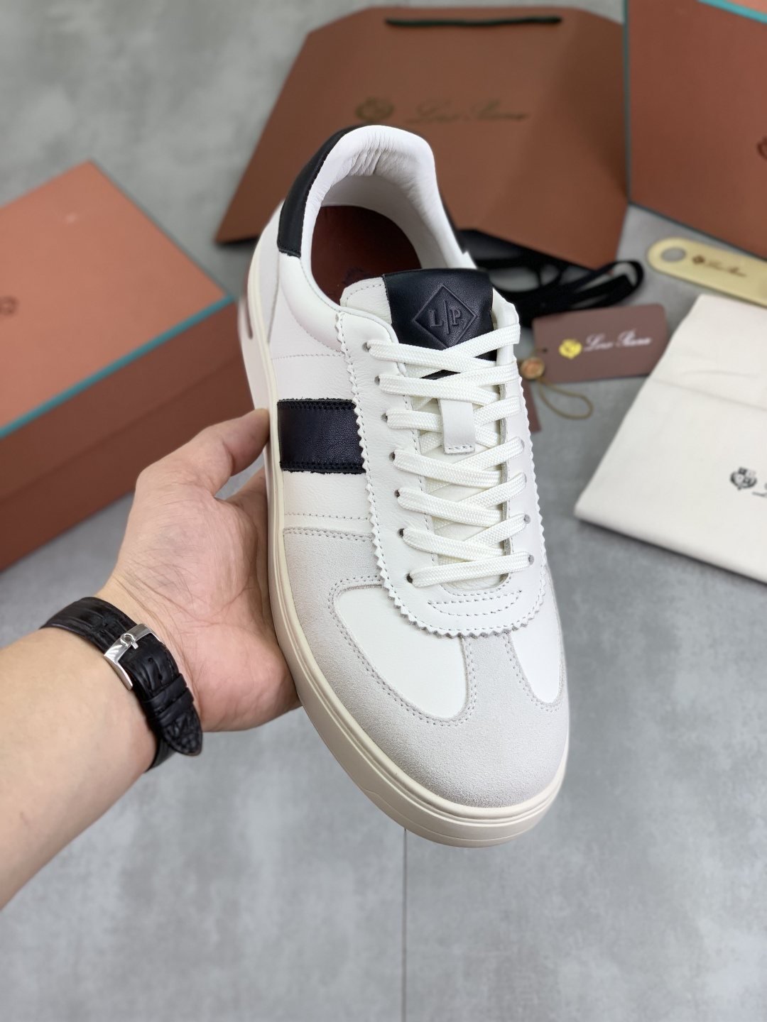 微商相册测试鞋子-Loro Piana Contrast Stripe Low-Top Sneakers — model