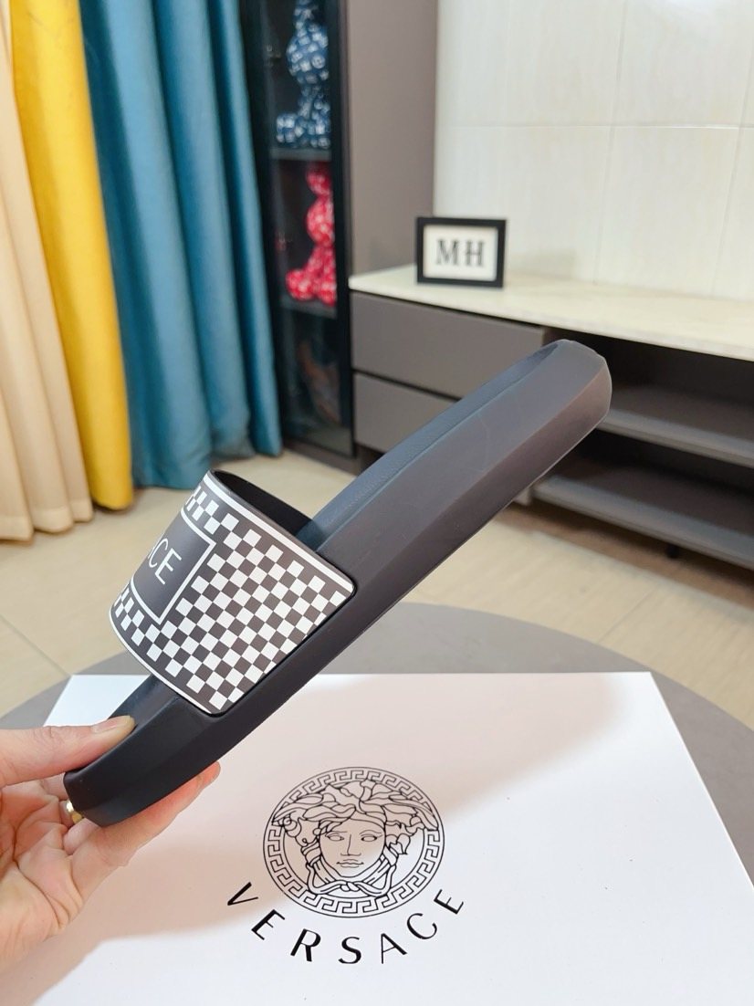微商相册测试鞋子-Versace Patterned Slide Sandals — detail