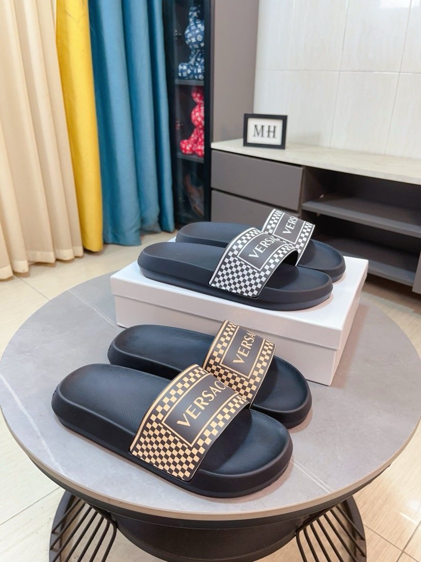 微商相册测试鞋子-Versace Patterned Slide Sandals — front