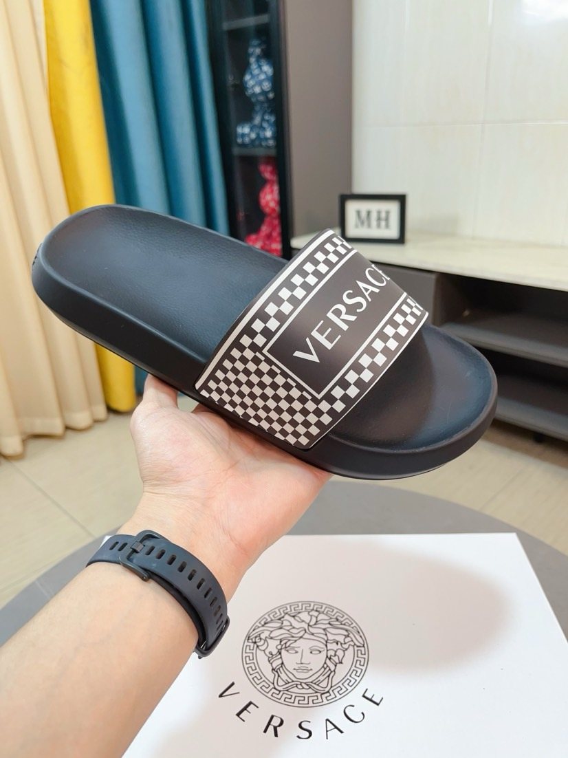 微商相册测试鞋子-Versace Patterned Slide Sandals — front
