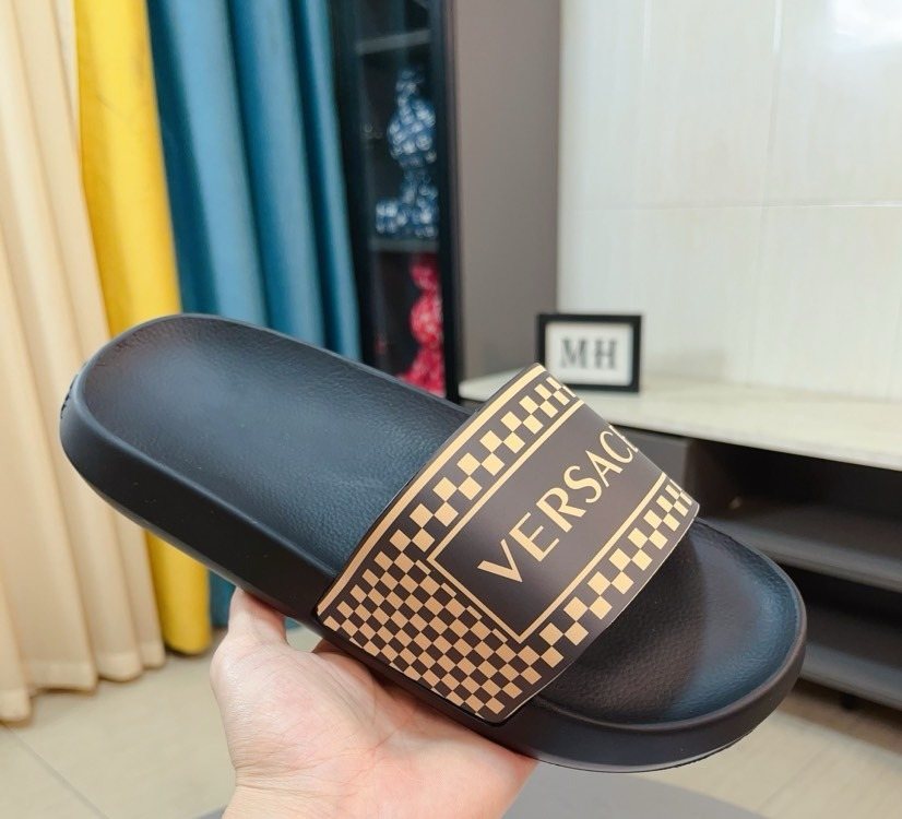 微商相册测试鞋子-Versace Patterned Slide Sandals — model