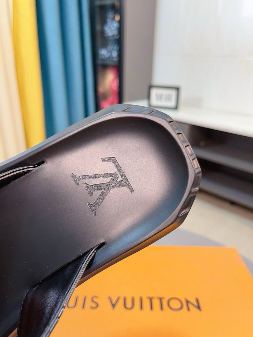 Louis Vuitton Brown Strap Thong Sandals — detail