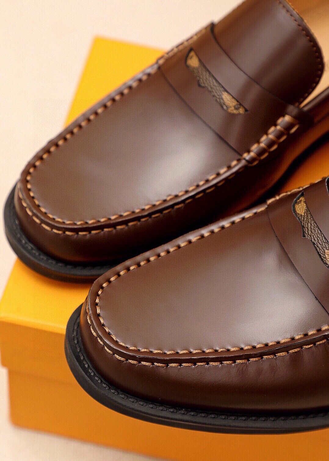 微商相册测试鞋子-Louis Vuitton Penny Loafers — detail