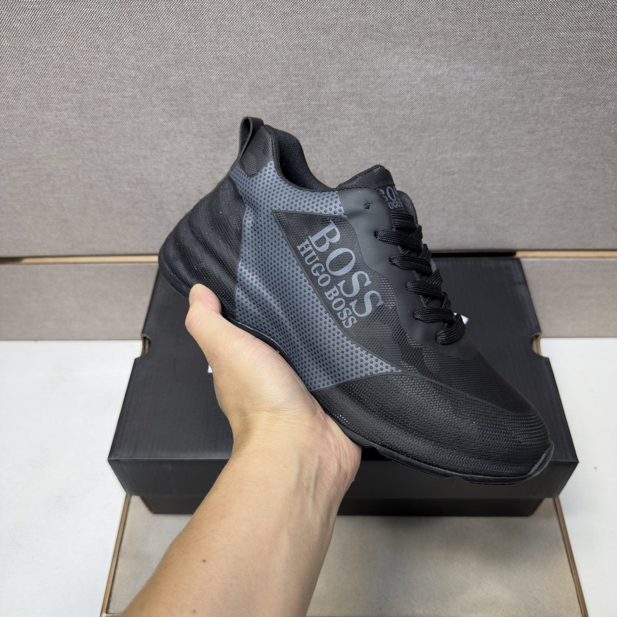 Hugo Boss Mesh-Panel Sneakers — model