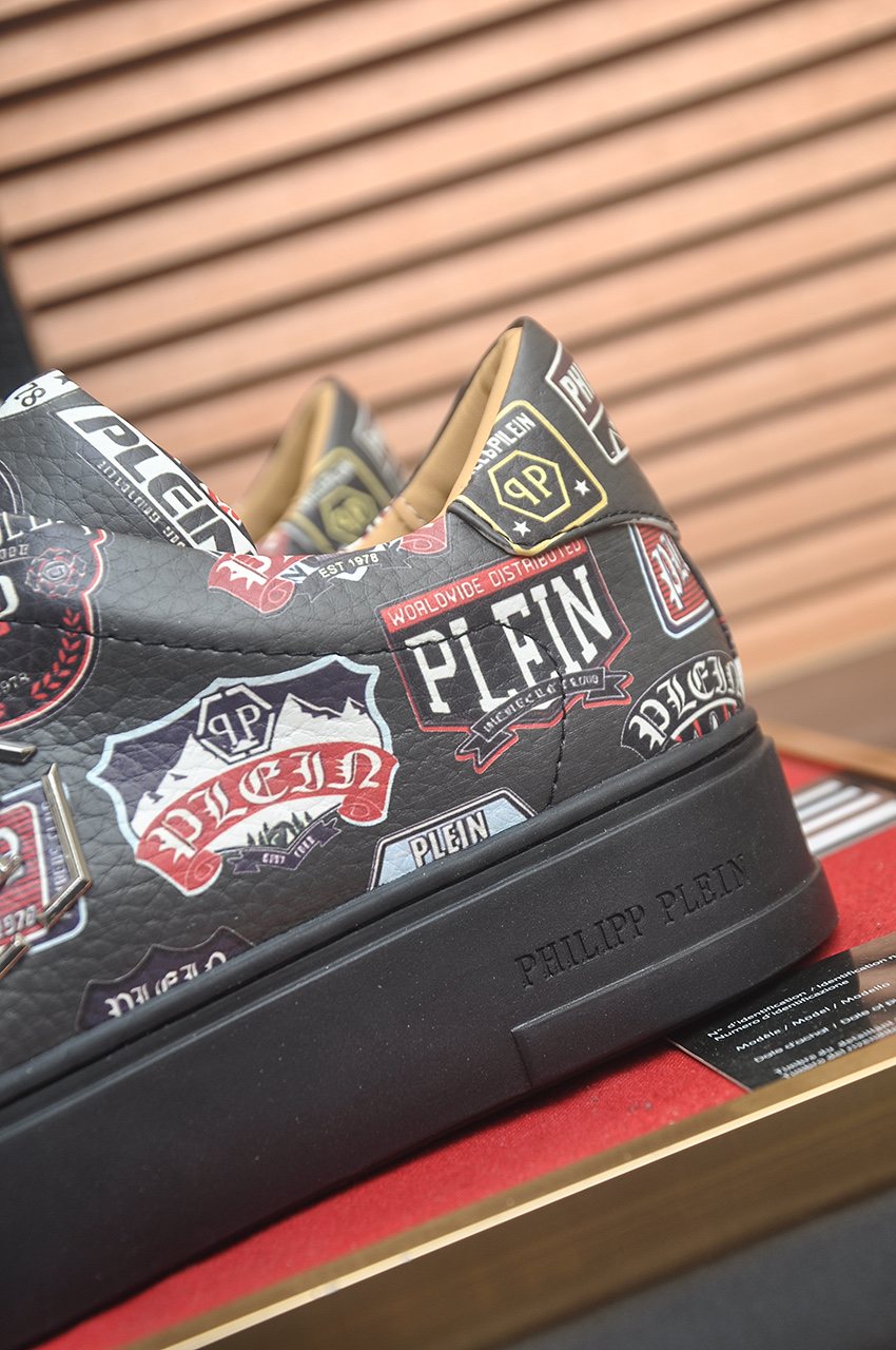Philipp Plein Graphic Print Low-Top Sneakers — detail