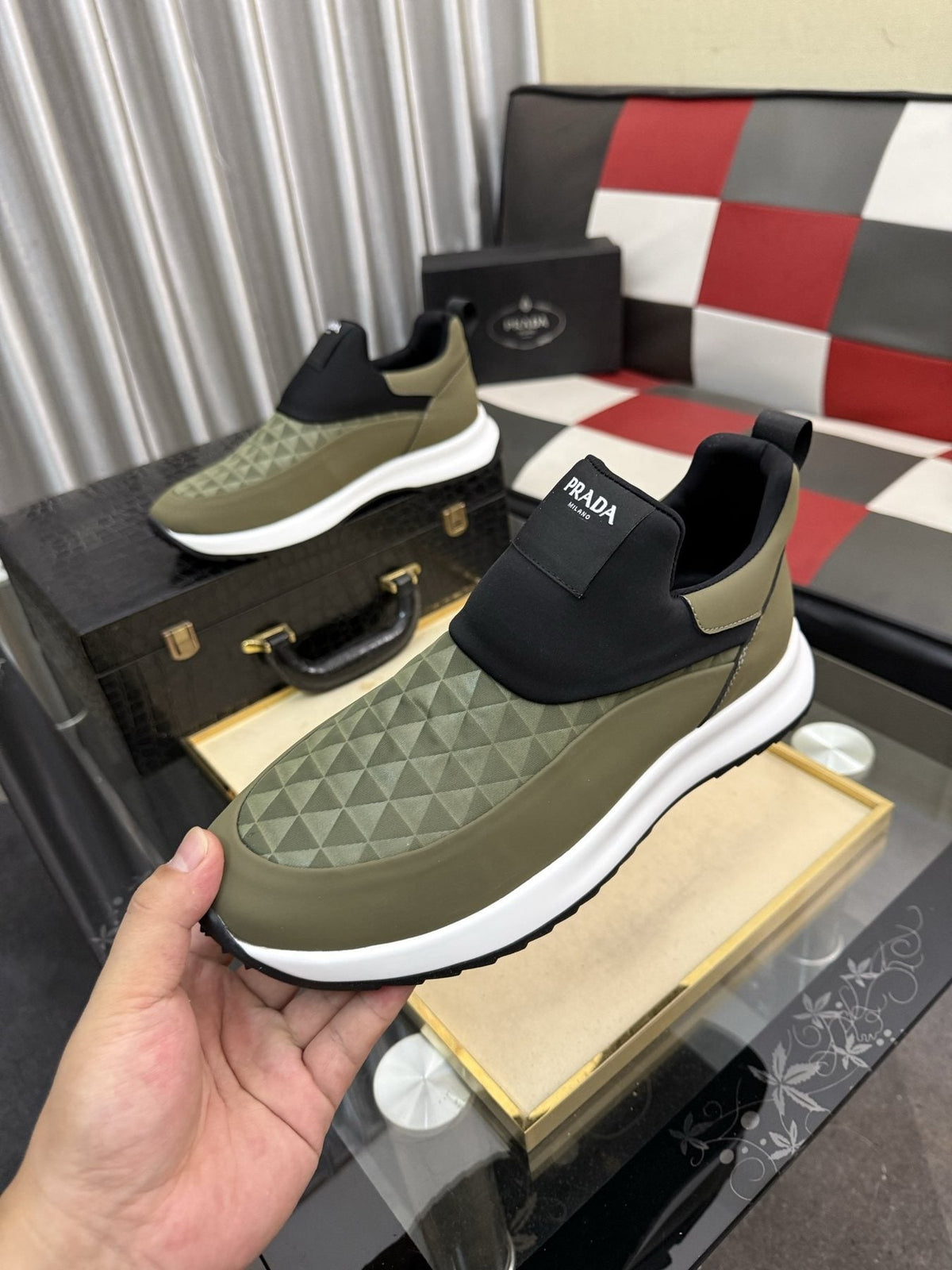 微商相册测试鞋子-Prada Black Quilted Slip-On Sneakers — front
