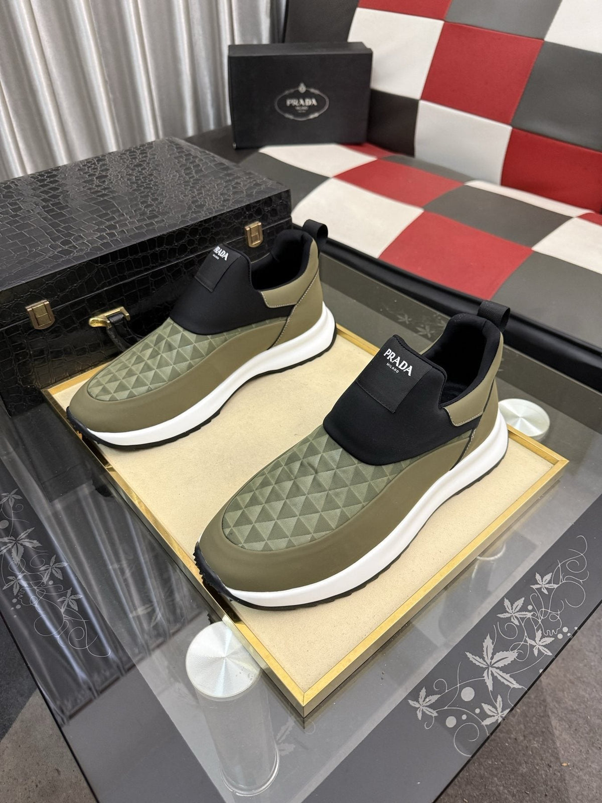 微商相册测试鞋子-Prada Black Quilted Slip-On Sneakers — front