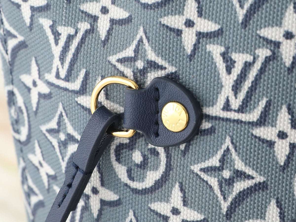 Louis Vuitton Neverfull MM Blue-Gray Tote Bag — detail