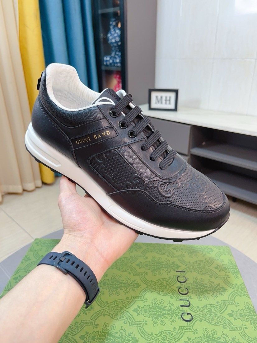 Gucci Men’s Textured Low-Top Sneakers — model