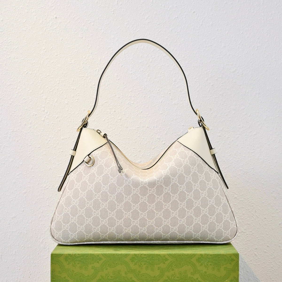 Gucci Emblem Medium Zip Tote Bag – 815217